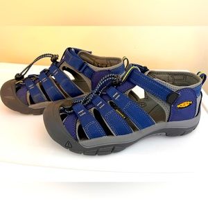 Boys Size 5 Navy Blue Keen Adjustable Sandals